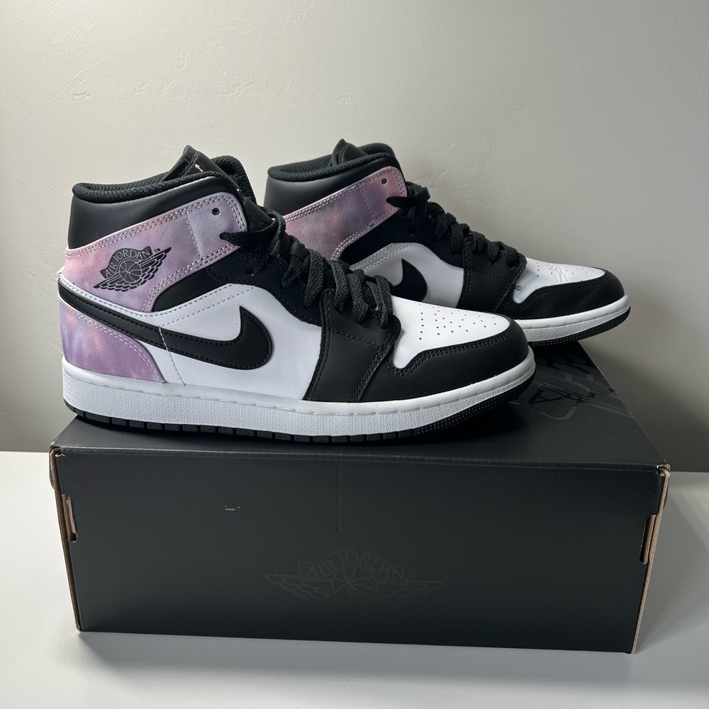 Air Jordan 1 Mid SE Men’s 7.5 Women 9